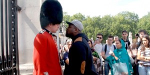 This Big Thug Insults The Queen’s Guard And Regrets It Immediately!